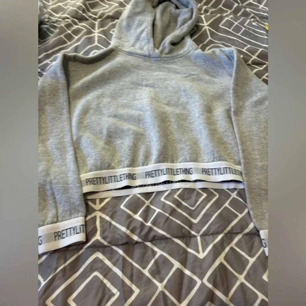 PRETTY LITTLE THING CROPPED GRAY HOODIE medium